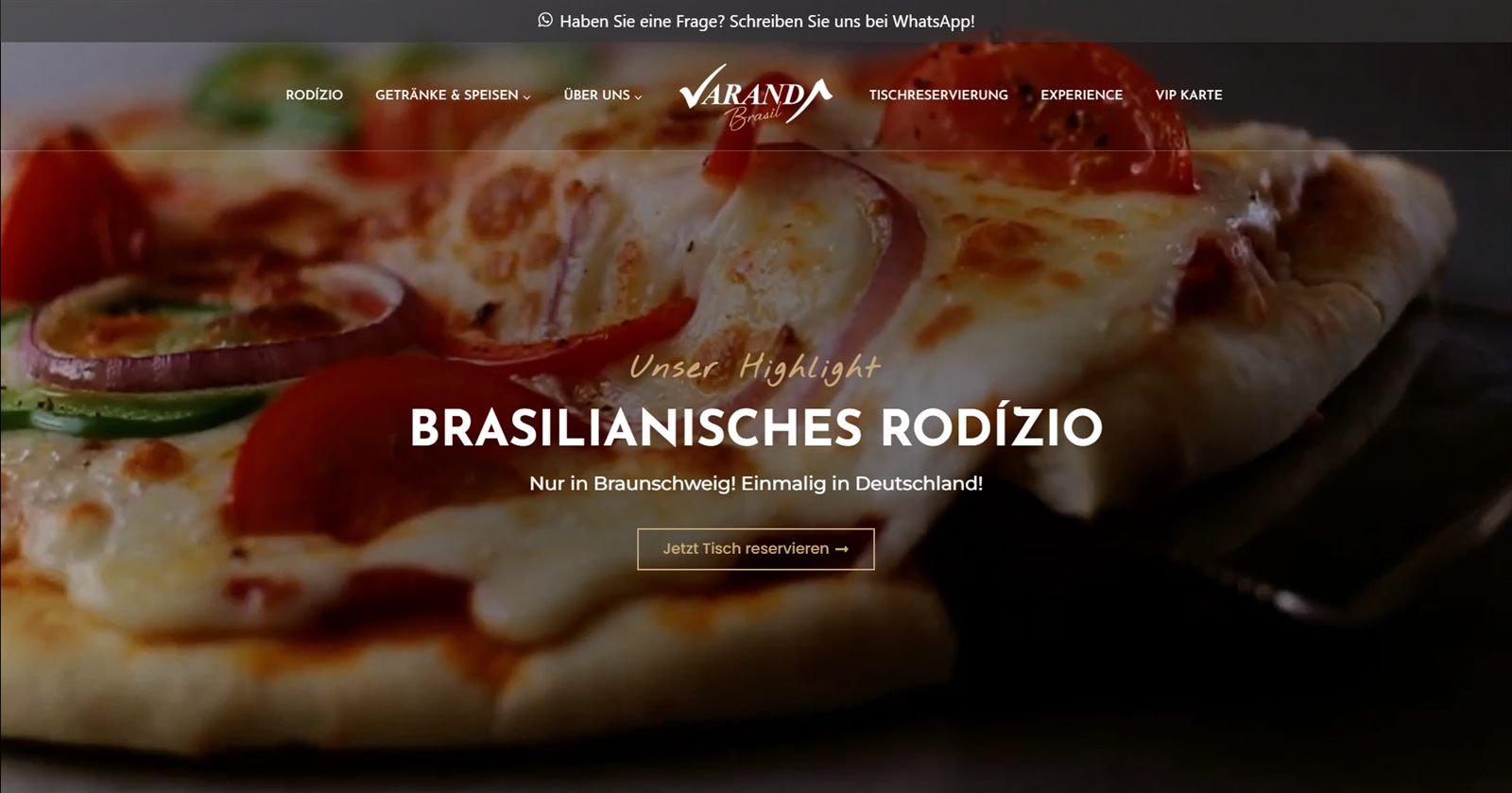 Bildschirmfoto der Website von Varanda Brasil: Startbereich mit Pizza im Hintergrund, der Überschrift „Brasilianisches Rodízio“ und der Schaltfläche „Jetzt Tisch reservieren“